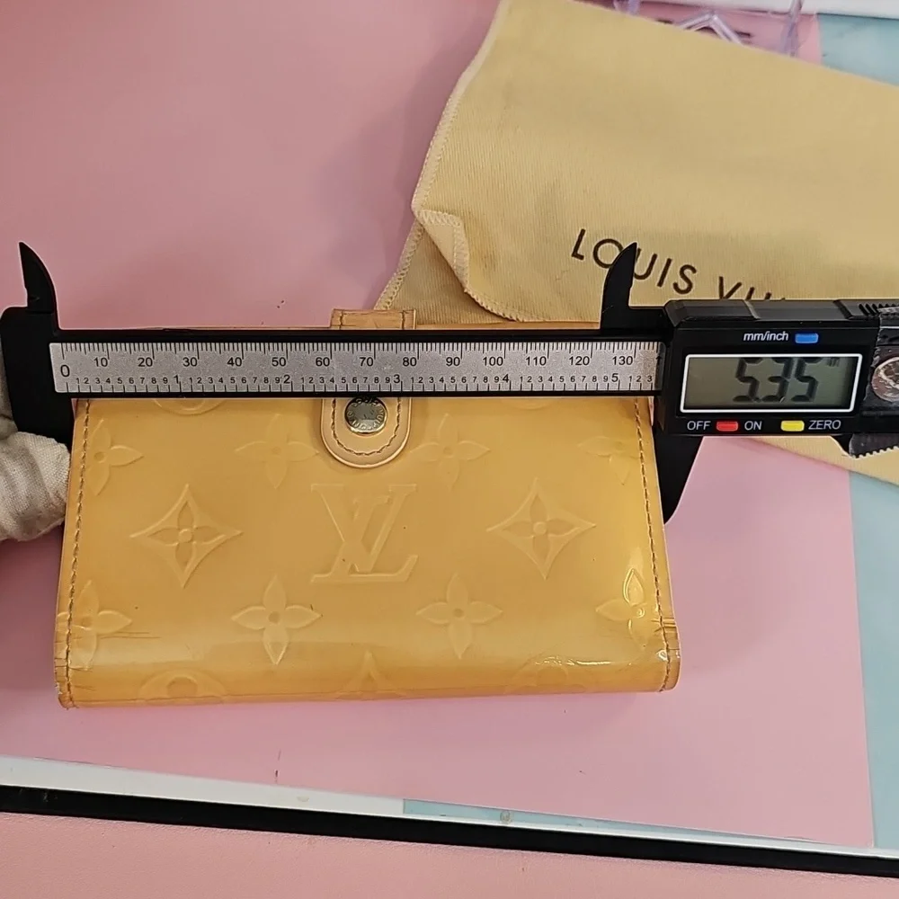 🏵Louis Vuitton Vernis Kisslock Wallet Yellow Beige Porto Monnaie Biennois🏵